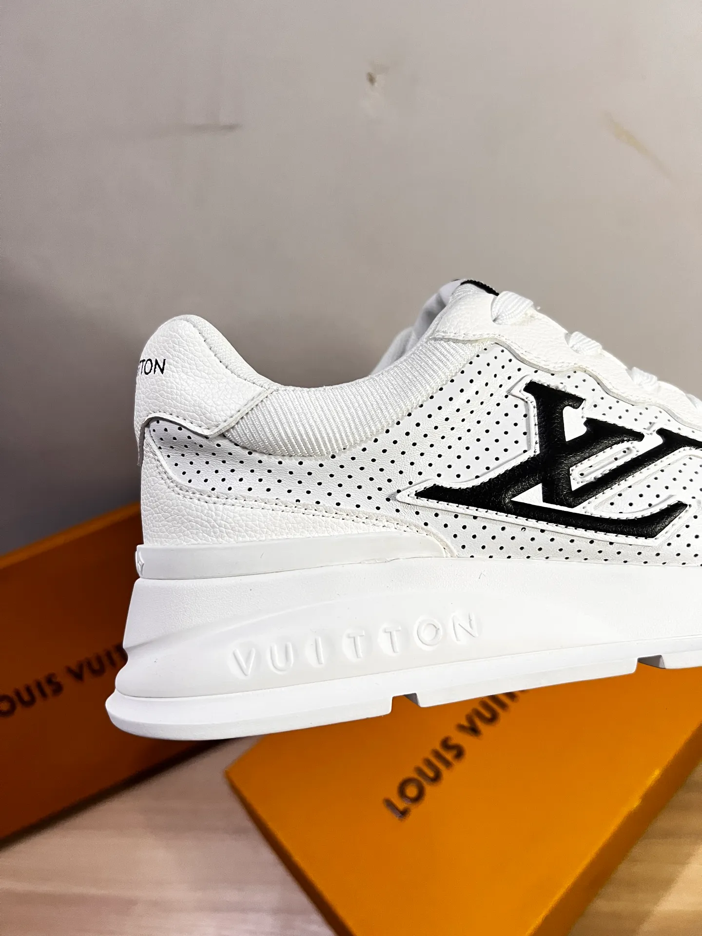 Factory price: 438💰LV men's classic casual sneakers. This sneaker is made of soft cow leather and has a classic logo. The classic logo shapes the elegant upper. The thick yet lightweight rubber outsole is embossed with the Louis Vuitton logo. The padded insole and technical lining once again upgrade the comfort experience. The calfskin lining imported from Italy is high-end and comfortable, and the original outsole is light and wear-resistant! Purely handmade, details determine quality! Size: 38-45, customized 45